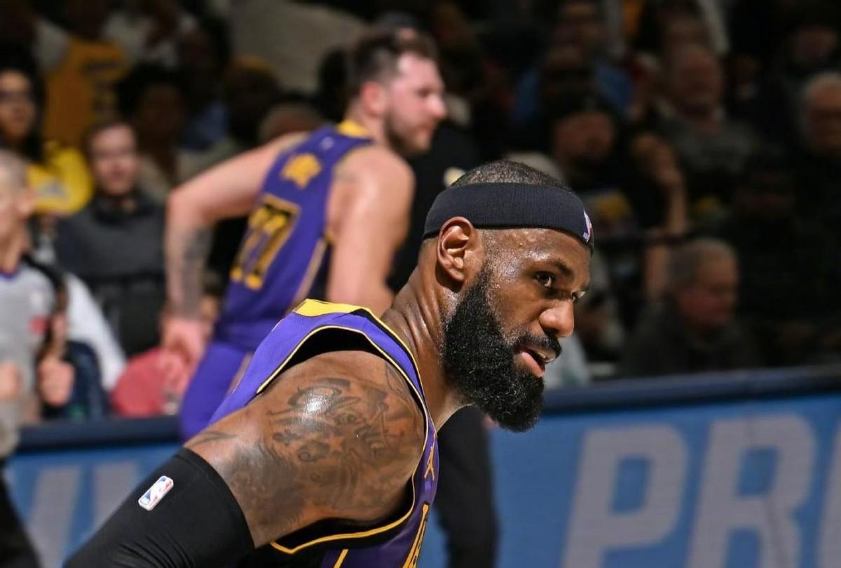 九游官网-湖人球星三分绝杀，全场观众热烈欢呼，系列组织名称.