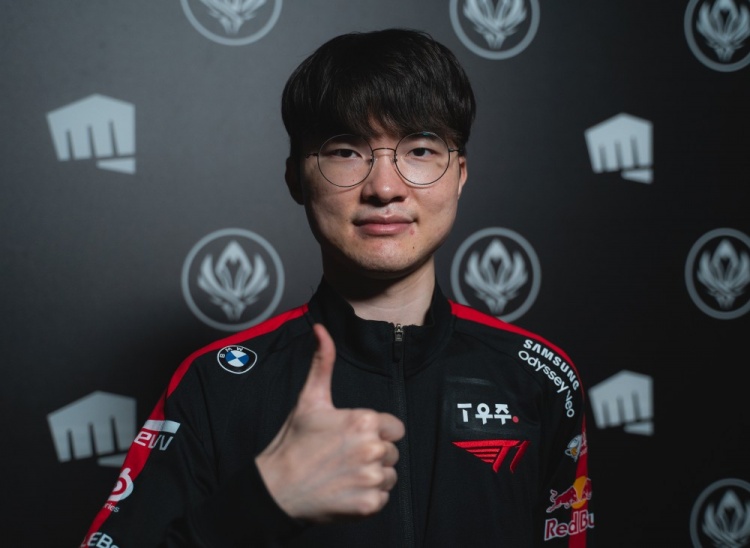 九游官网入口-Faker重返赛场，爆冷首场状态出色，FPX观众沸腾！的简单介绍